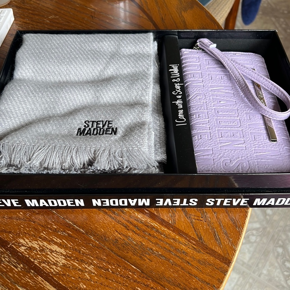 NWT Steve Madden Purple Wristlet and Gray scarf set